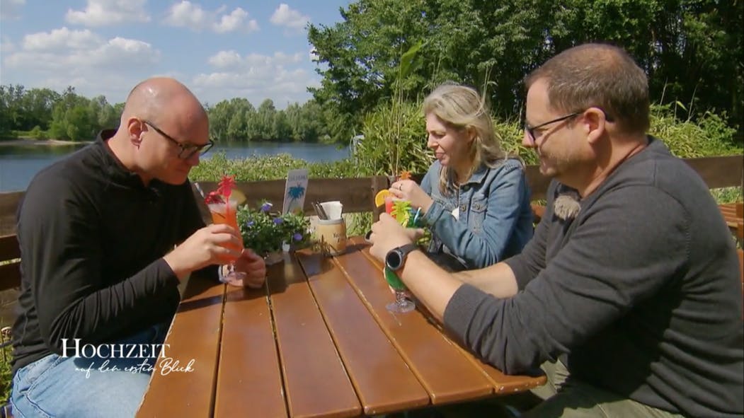 Kurz vor der "Hochzeit auf den ersten Blick" trifft sich Morten noch mal mit seinen Freunden.