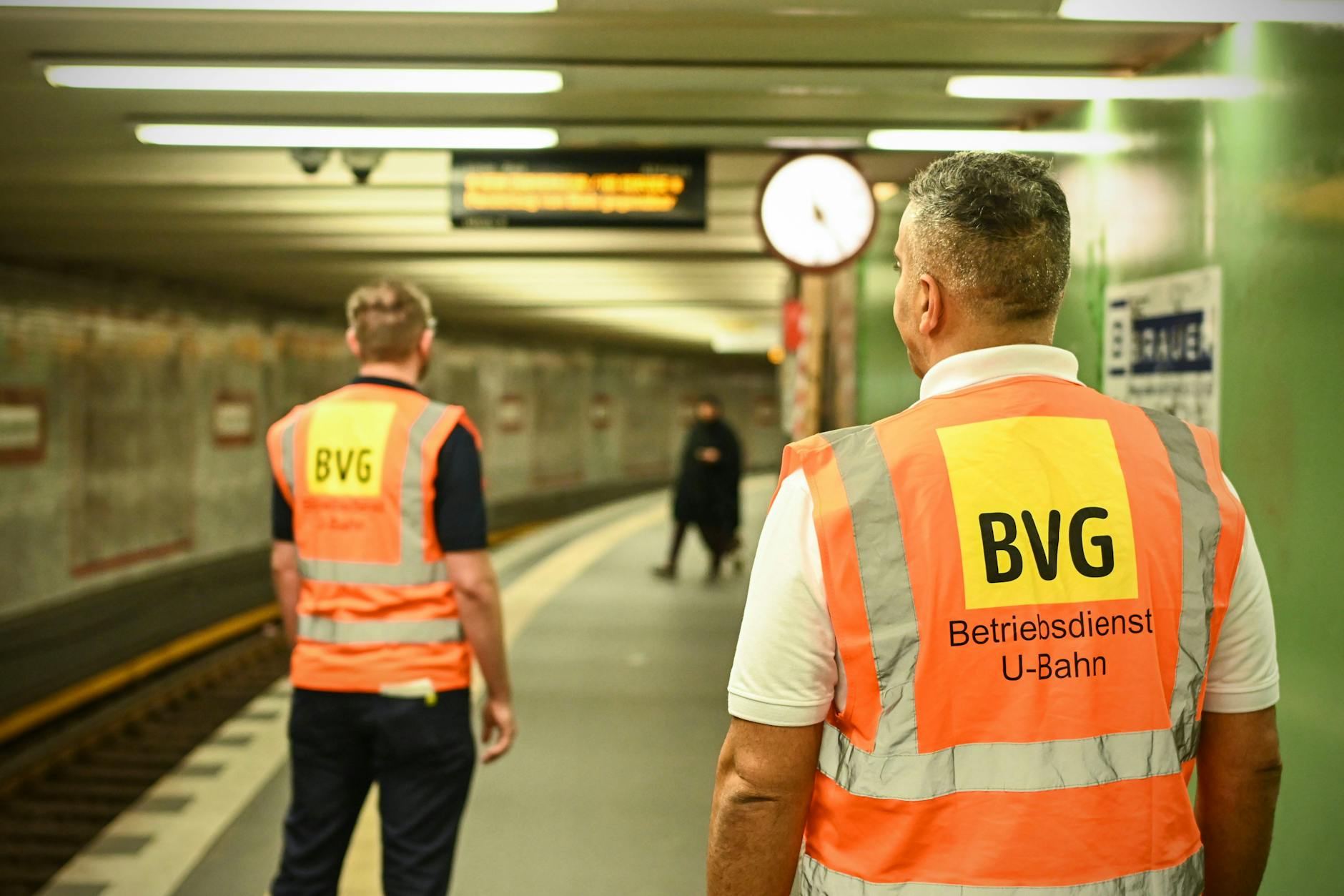 Gleissperrung an der U2 im Bahnhof Alexanderplatz wegen Bauarbeiten über dem Tunnel. BVG Mitarbeiter informieren Fahrgäste.
