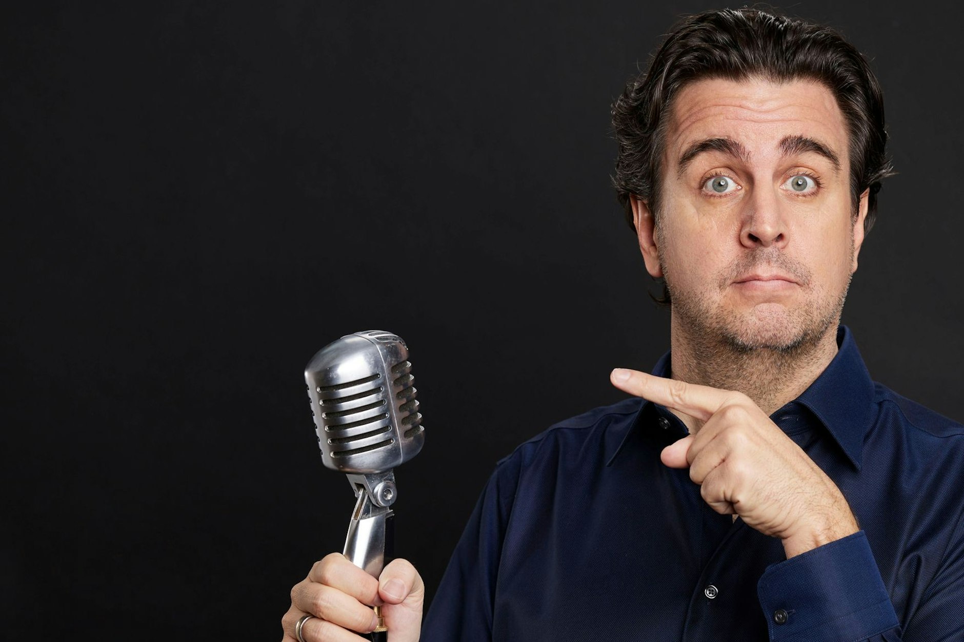 Bastian Pastewka spielt in seinem Podcast „Kein Mucks!“ Krimi-Hörspiele  aus dem vergangenen Jahrhundert. Sie entstanden, als in den Aufnahmestudios noch geraucht und vor dem Mikrofon auch mal mit den Seiten geraschelt wurde. Spannend sind sie auch heute noch.