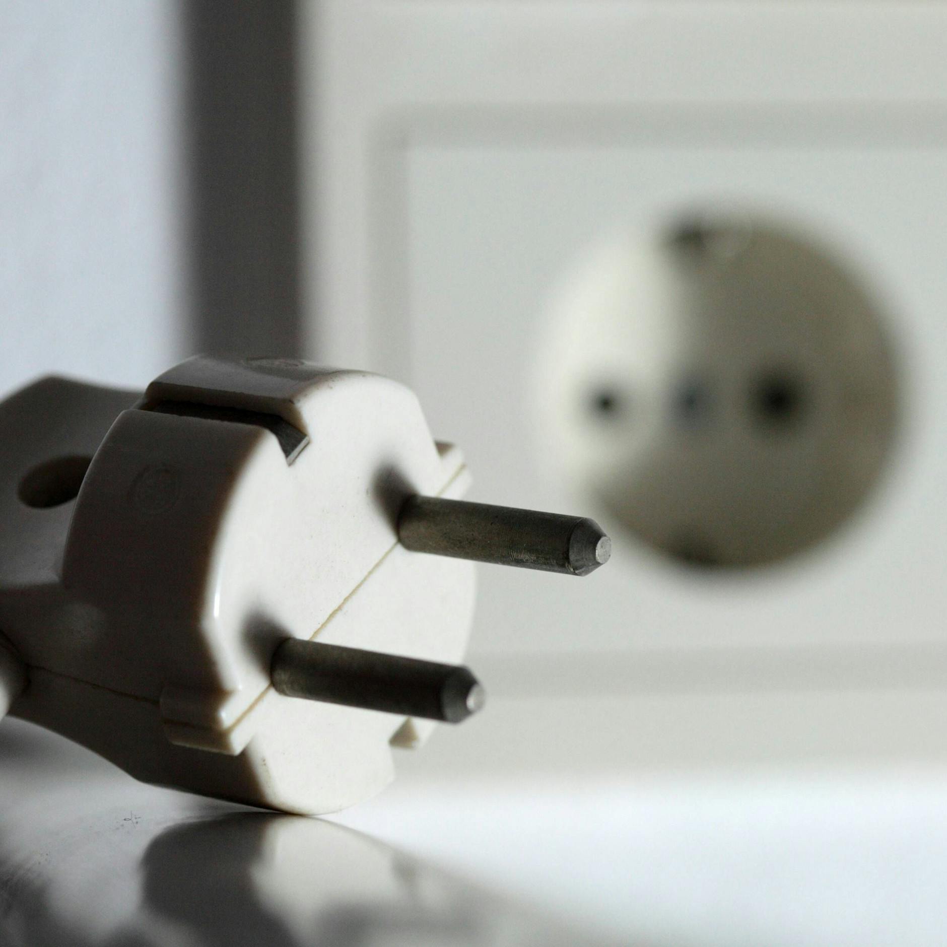 Gerade im Inneren der Steckdose sammelt sich viel Staub.
