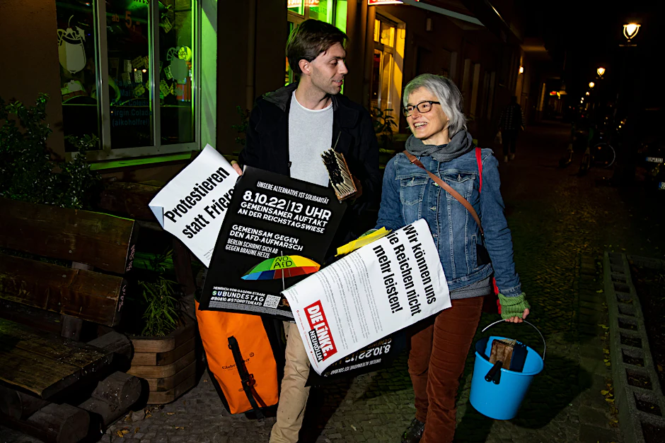 Freek Blauwhof und Irmgard Wurdack: Plakatieraktion im Schillerkiez in Neukoelln in Berlin am 29. September 2022.