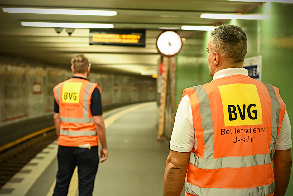 Berlin: Im U-Bahnhof Alexanderplatz ist das Gleis nach Pankow gesperrt. Mitarbeiter des Betriebsdienstes gehen über dem Bahnsteig.