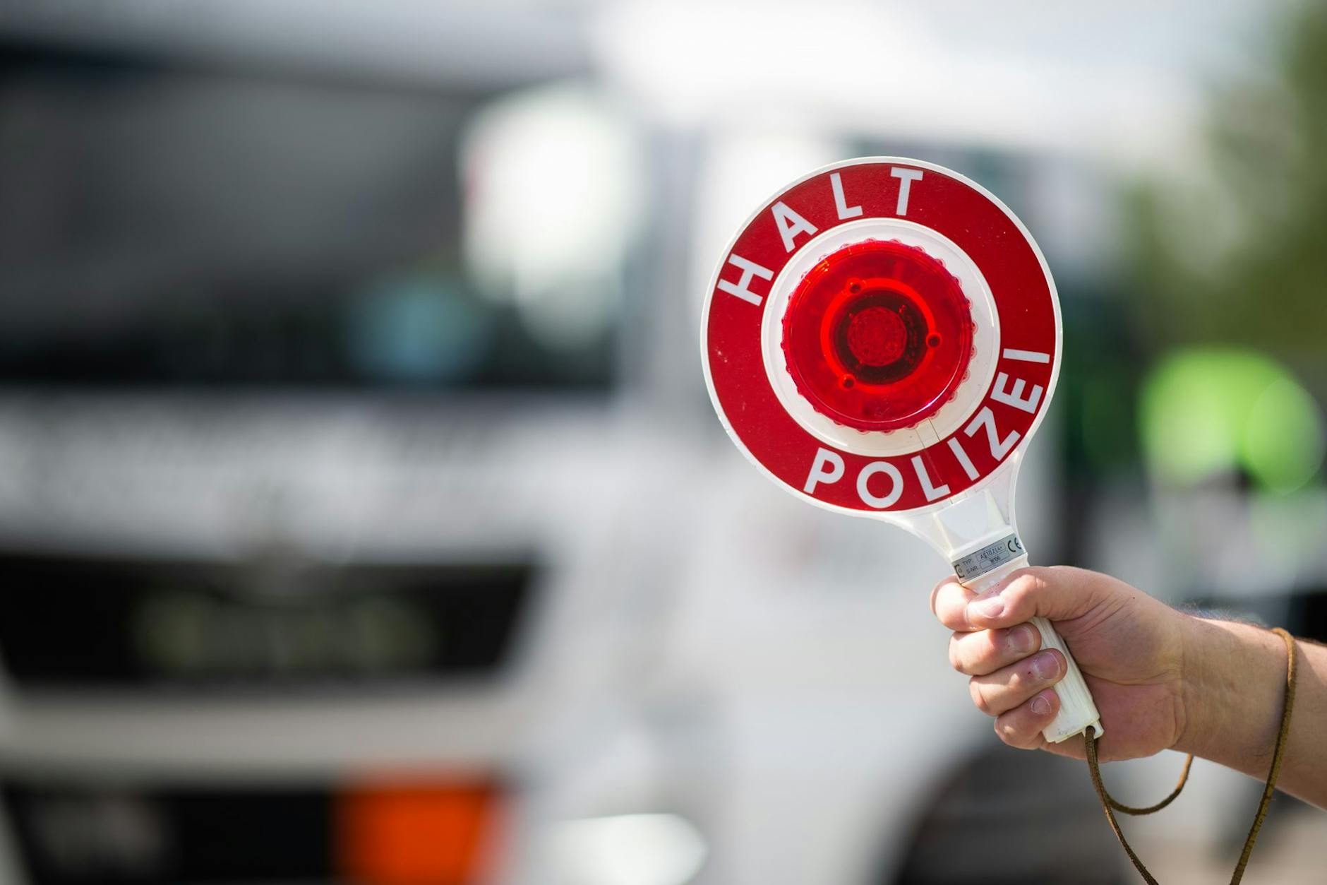 Beim Eintreffen der Polizei endete die wilde Fahrt in einer Baustelle. (Symbolbild)