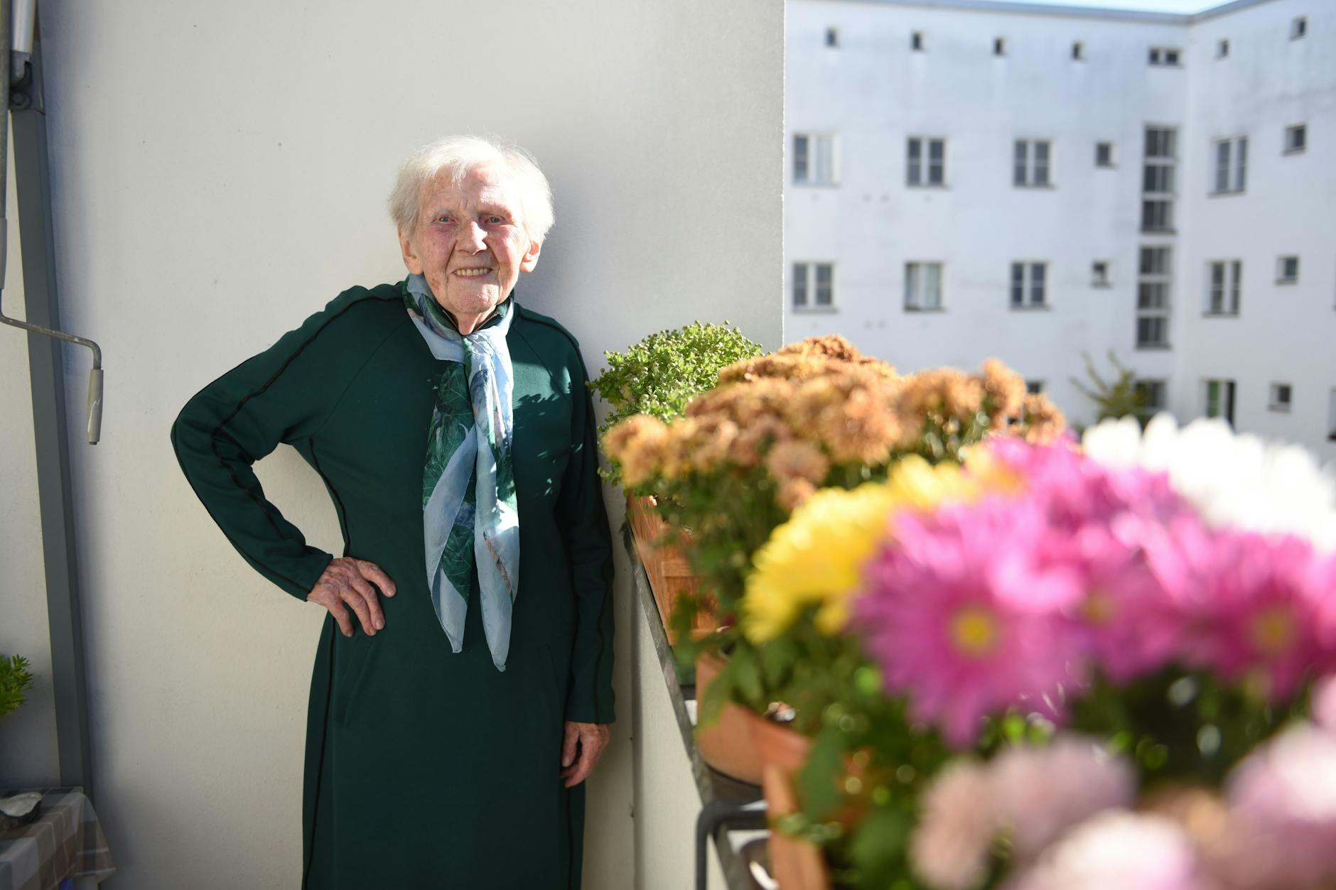 Eveline Bartlitz auf ihrem Balkon im Plänterwald. Sie erinnert sich genau an den Zweiten Weltkrieg. 