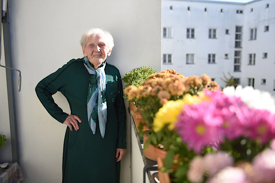 Eveline Bartlitz auf ihrem Balkon im Plänterwald. Sie erinnert sich genau an den Zweiten Weltkrieg.&nbsp;