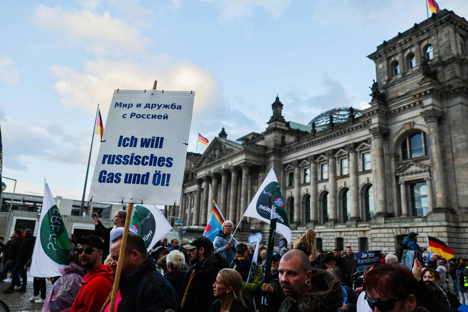 "Ich will russisches Gas und Öl!" steht bei einer Demonstration der AfD auf einem Schild.
