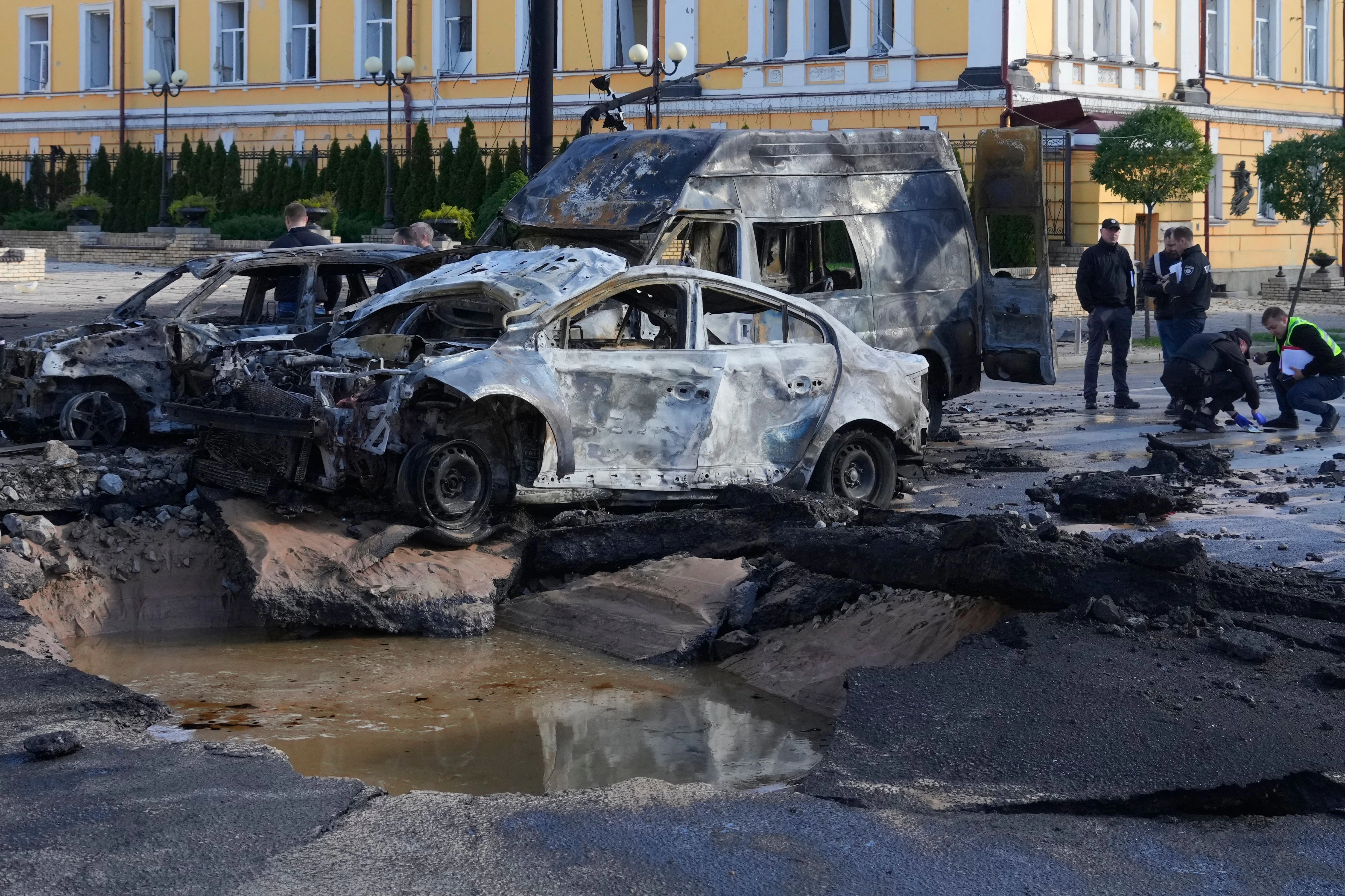 Zerstörte Autos in Kiew nach den russischen Raketenangriffen. Im ganzen Land gab es Luftalarm.