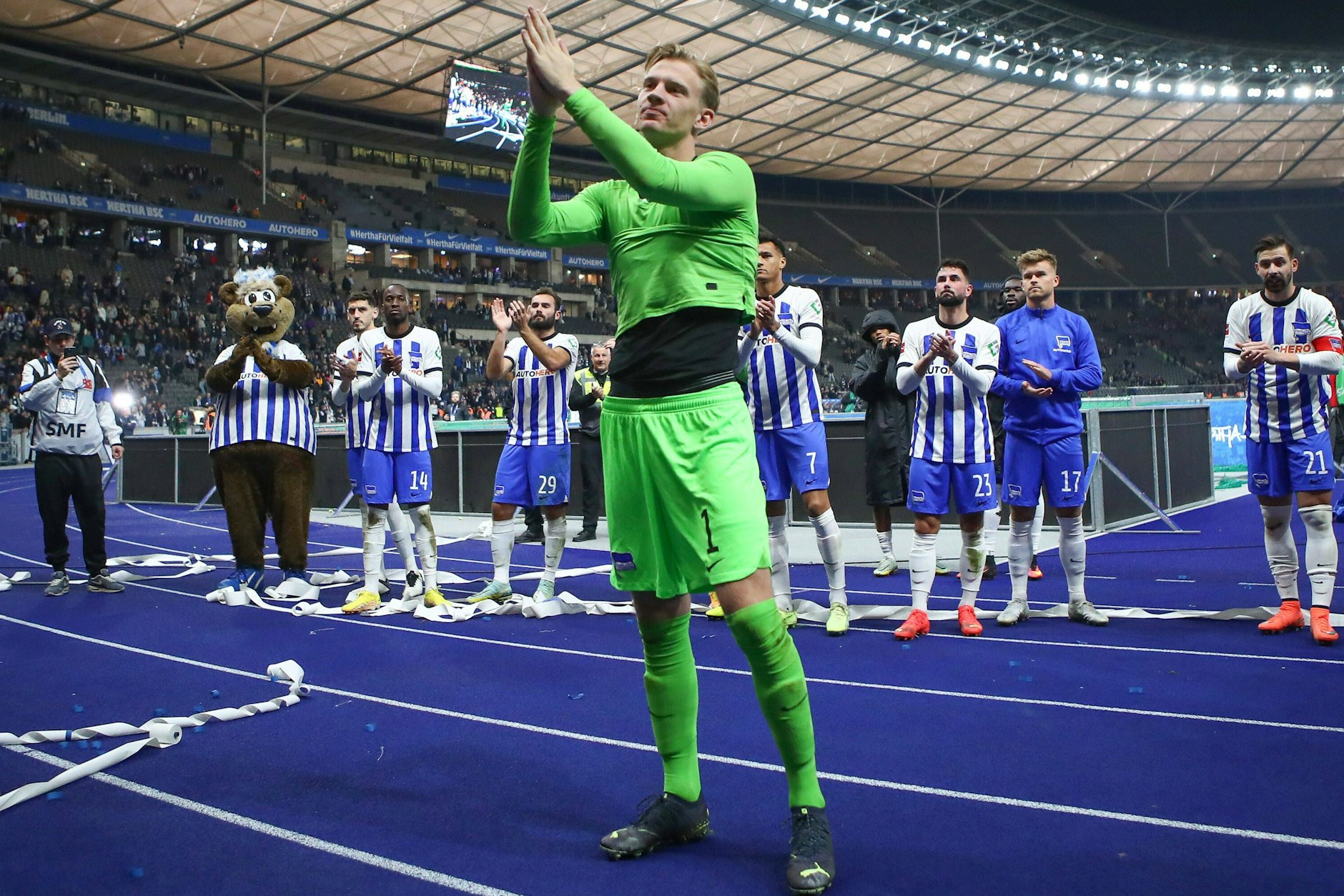 Oliver Christensen ist keiner, der sich versteckt. Deshalb feierten Herthas Fans den Torhüter.