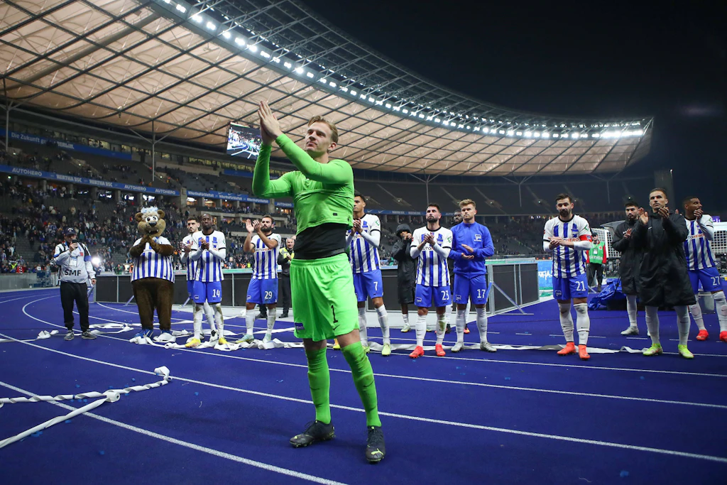 Herthas Ostkurve feiert Oliver Christensen trotz seines Torwartfehlers