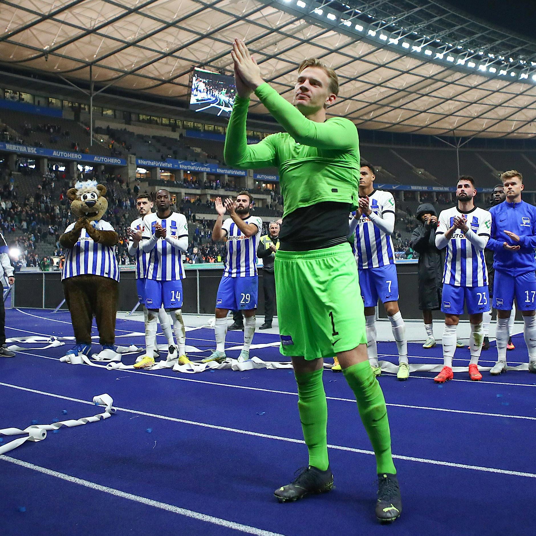 Herthas Ostkurve feiert Oliver Christensen trotz seines Torwartfehlers