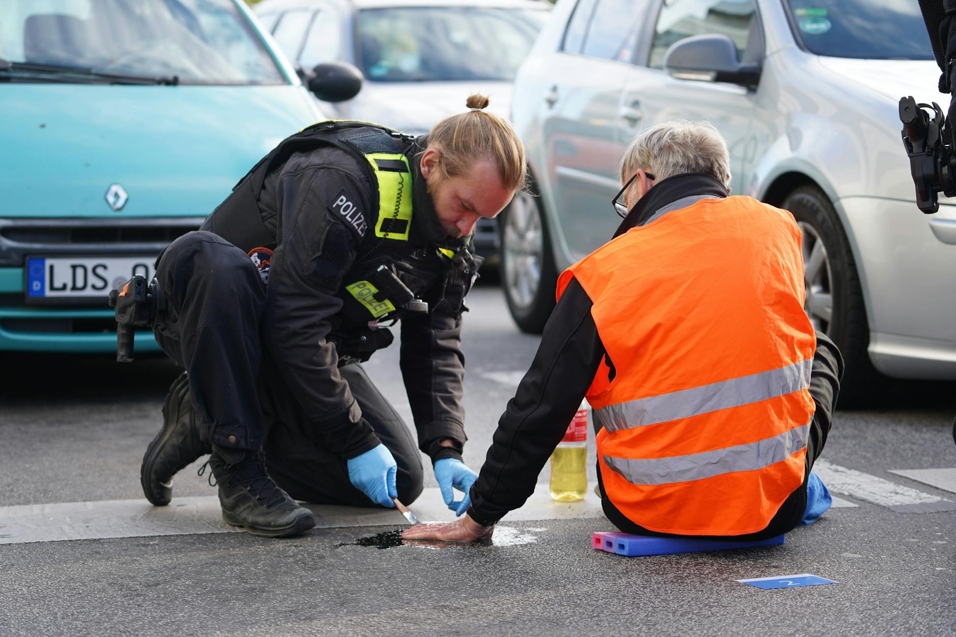 Radikale Klimaschützer blockieren den Berliner Berufsverkehr.