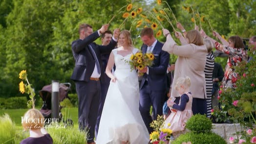 Die "Hochzeit auf den ersten Blick"-Eheleute Nadine und Christoph werden von ihren Gästen gefeiert.