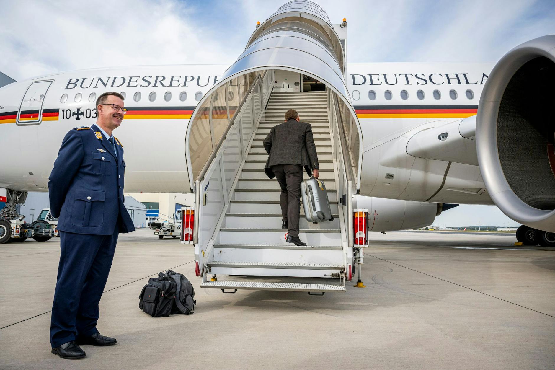 Jetzt geht's los: Am Montagnachmittag steigt Bodo Ramelow auf dem Flughafen Köln-Bonn in den Luftwaffen-Airbus, der dort wegen Vogelschlags zwischenlanden und überprüft werden musste.