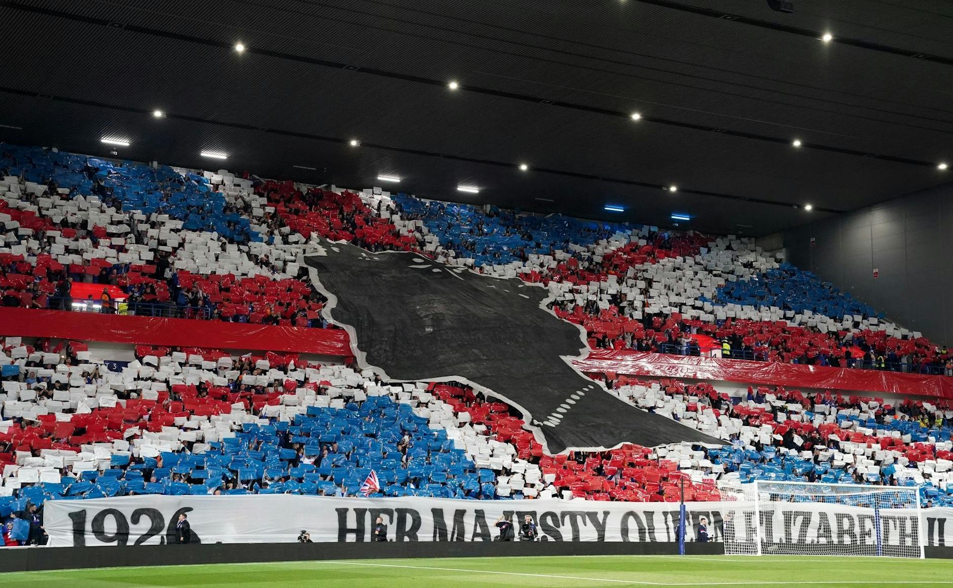 Zuschauer bilden im Ibrox-Stadion als Tribut die britische Fahne mit der Silhoutette der Königin.