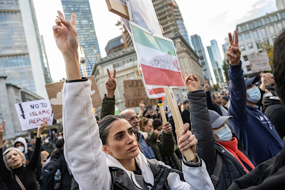 Demonstrantinnen und Demonstranten während einer Kundgebung in Frankfurt/Main gegen das politische Regime im Iran.  r/dpa