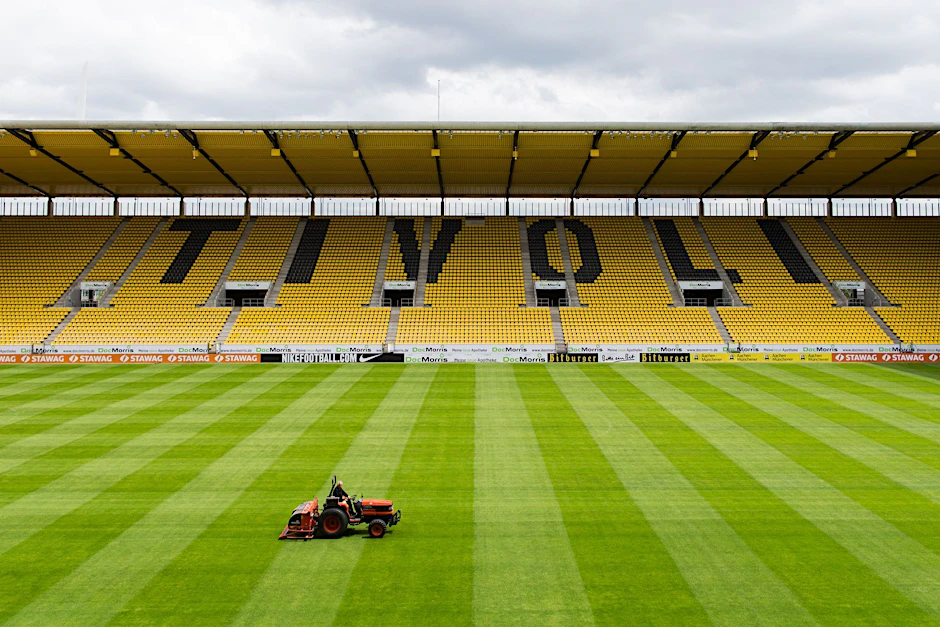 Das Regionalliga-Spiel zwischen Alemannia Aachen und Borussia Mönchengladbach II wurde nach einem Becherwurf abgebrochen.  