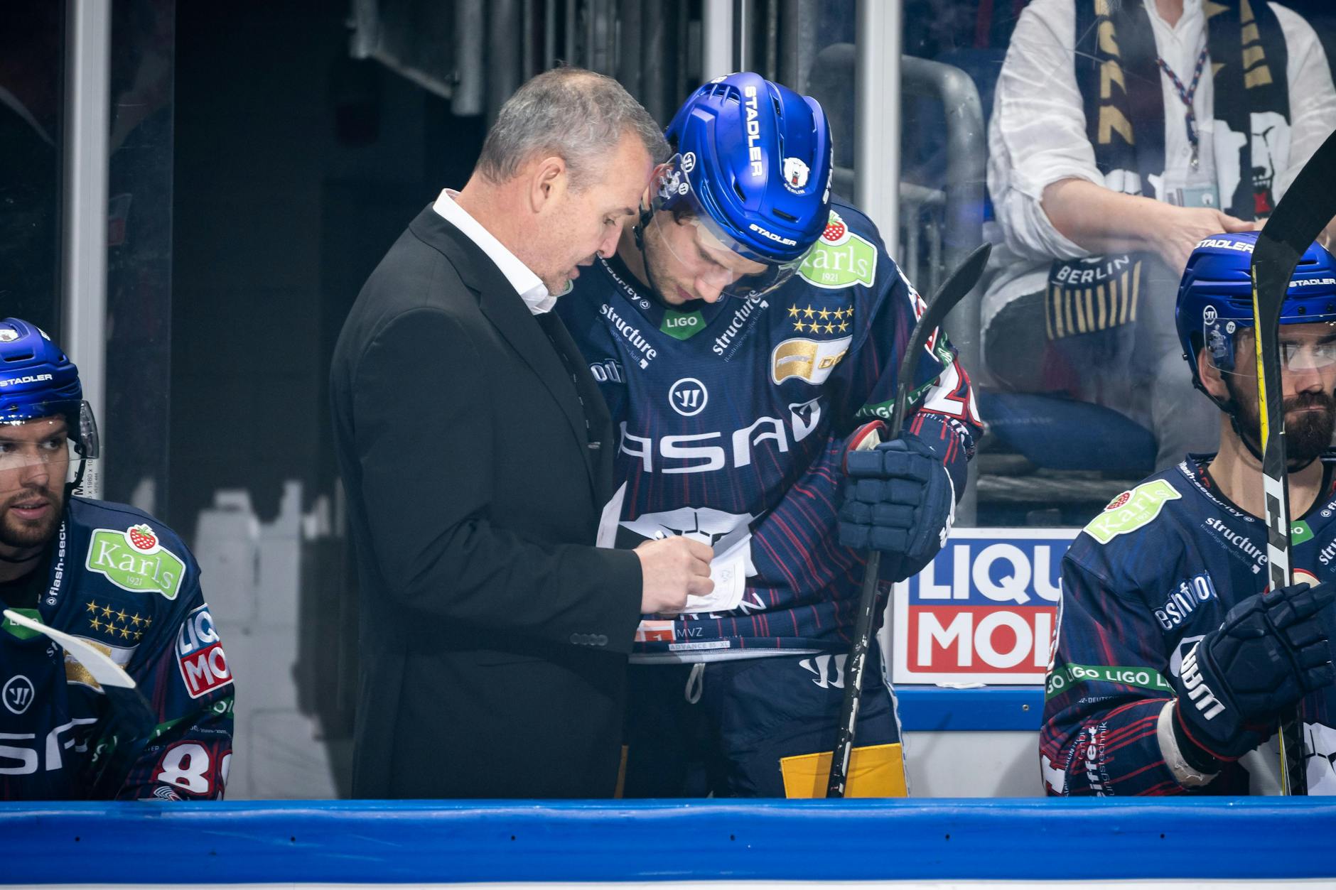 In Wort und Bild: Eisbären-Trainer Serge Aubin erklärt genau, was er vorhat. Stürmer Frank Mauer sieht und hört genau zu.