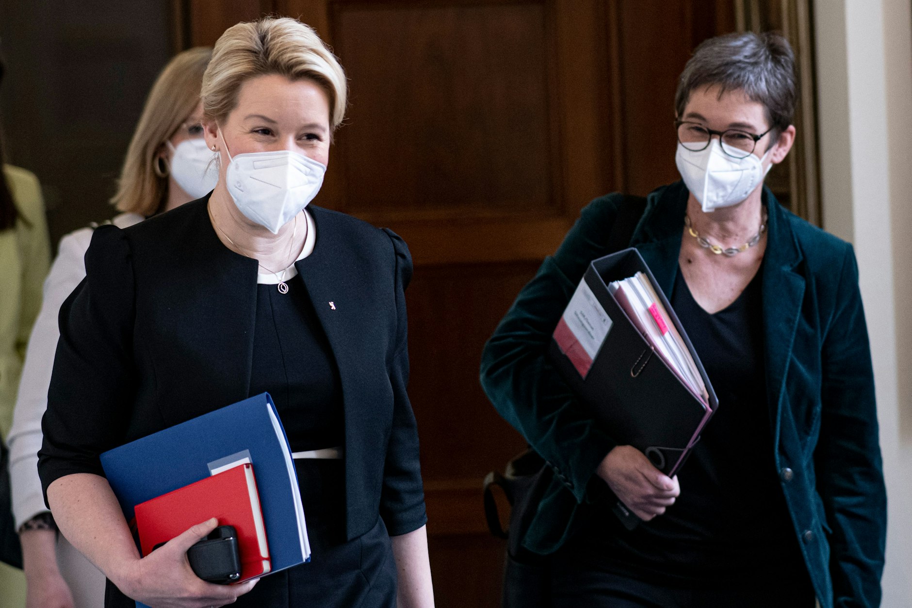 Die Regierende Bürgermeisterin Franziska Giffey (SPD) und Gesundheitssenatorin Ulrike Gothe (Grüne)