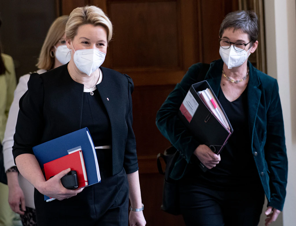 Corona-Fahrplan für Berlin: Maskenpflicht könnte verschärft werden