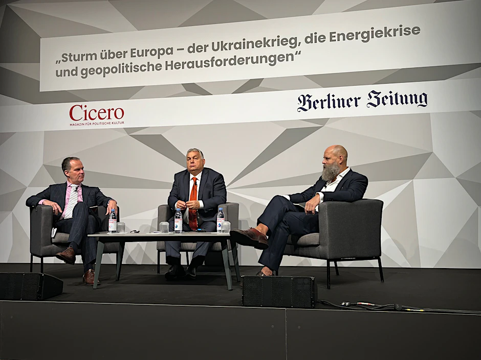 Im Gespräch: Cicero-Herausgeber Alexander Marguier, Ungarns Ministerpräsident Viktor Orbán und der Verleger der Berliner Zeitung Holger Friedrich (v.l.n.r.)