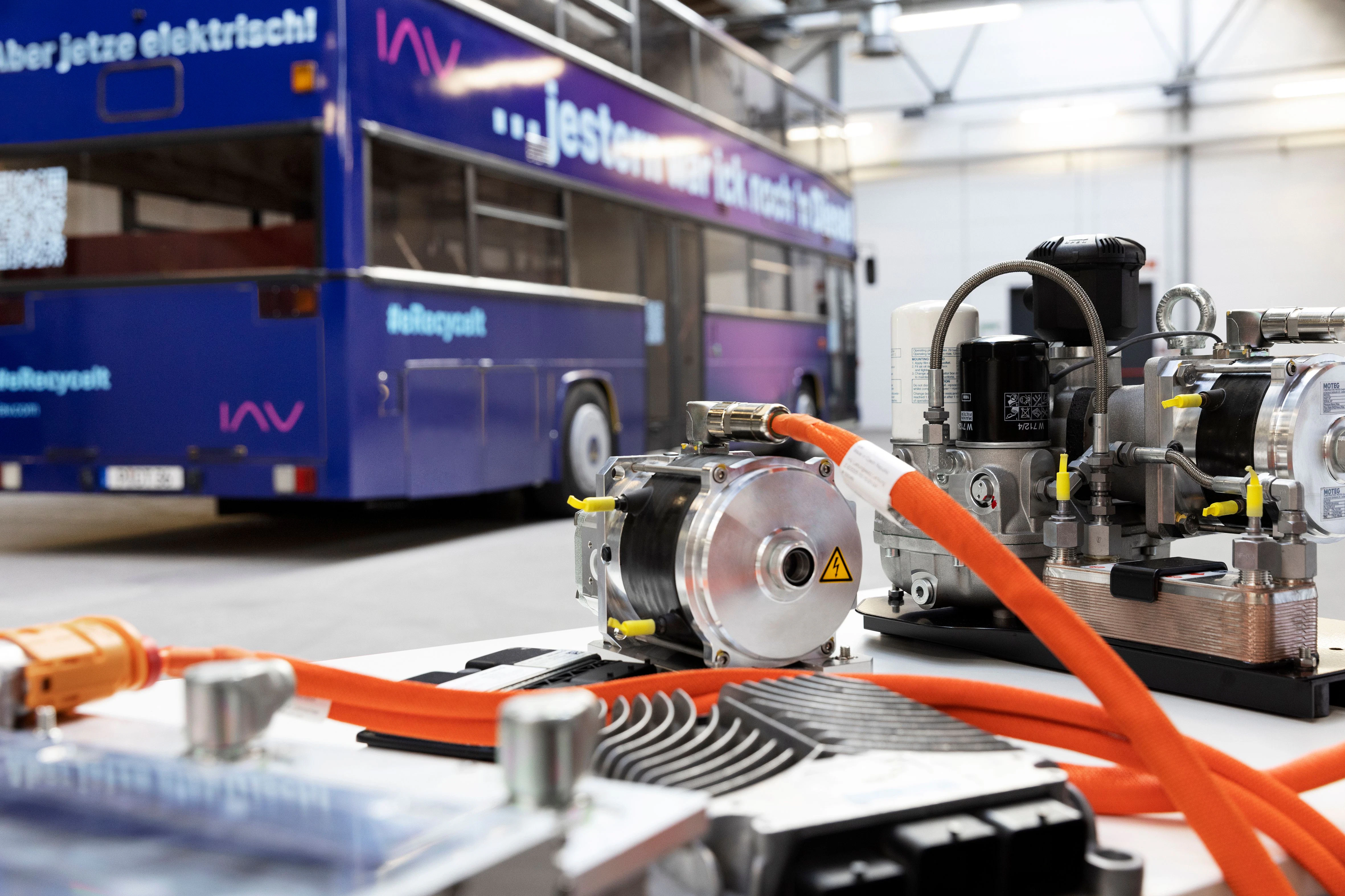 Der umgebaute Bus war einst für die BVG im Einsatz. Nun dient der MAN D 88 mit Potsdamer Kennzeichen als rollender Werbeträger für den Teilesatz IAV Elcty, mit dem sich Dieselbusse auf Elektroantrieb umrüsten lassen.