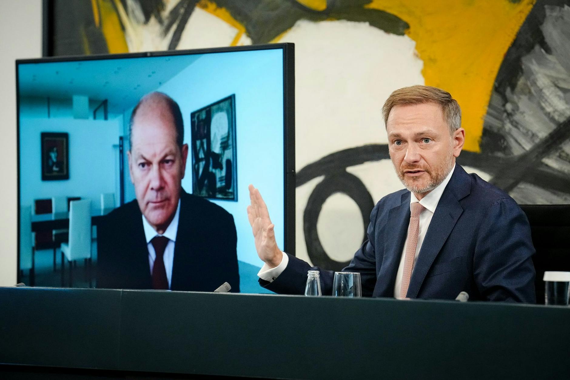 Bundesfinanzminister Christian Lindner (FDP) und Bundeskanzler Olaf Scholz (SPD) sprechen in Berlin über die Ampel-Pläne zur Energiekrise.
