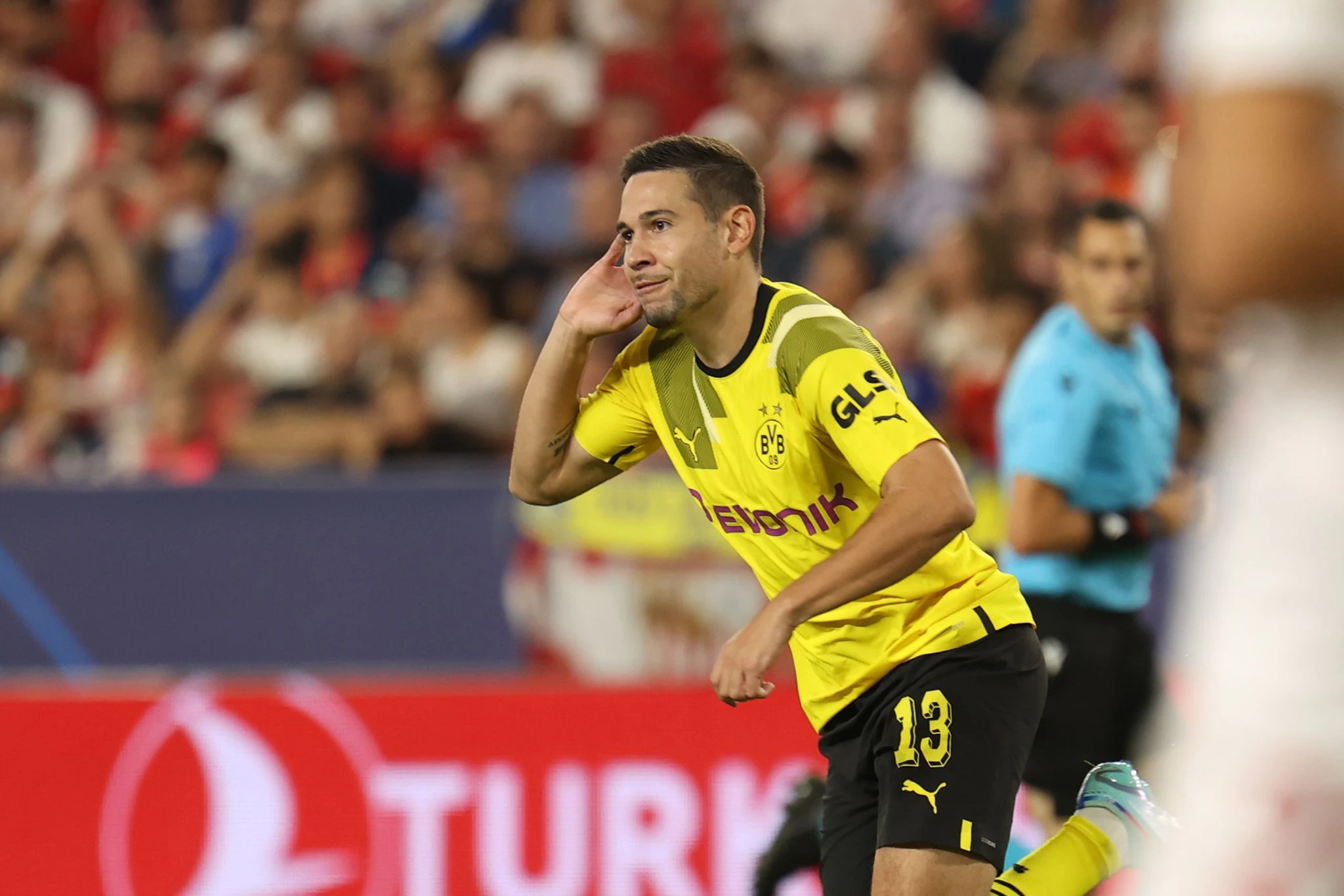 Dortmunds Raphael Guerreiro jubelt nach seinem Treffer zum 1:0.  