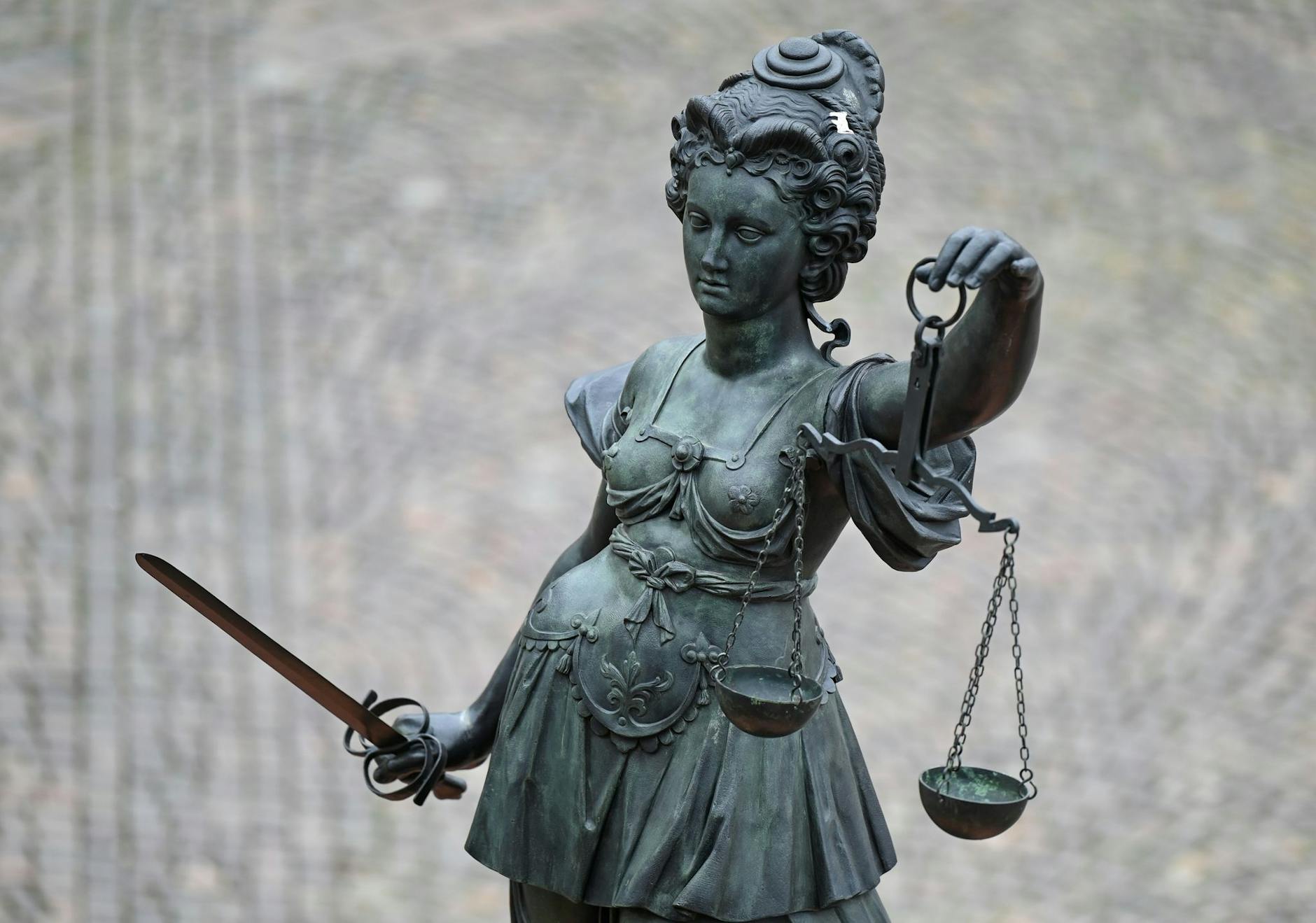 ARCHIV - Eine Statue der Justitia hält eine Waage und ein Schwert in der Hand.