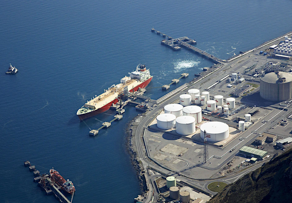 Ein LNG-Tanker beim Entladen von Flüssiggas in Bahía de Bizkaia, Spanien