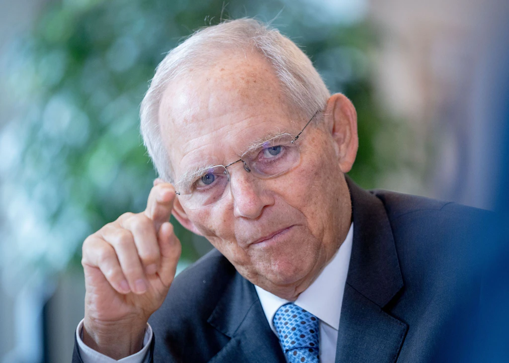 Schäuble warnt: Pullover anziehen und mit Stromausfall rechnen