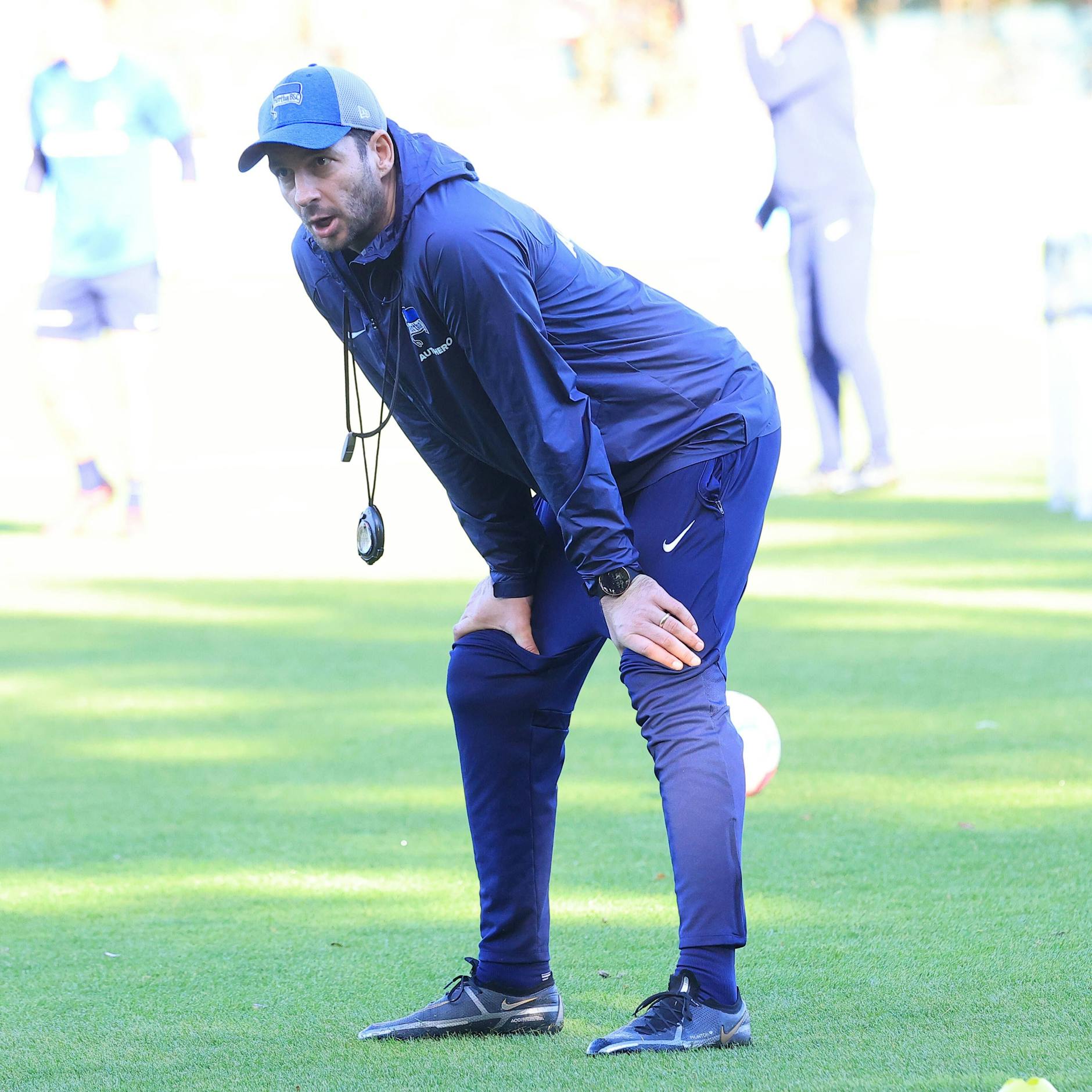 Cheftrainer Sandro Schwarz schaut diese Woche im Training ganz genau hin, wer in Leipzig stürmt.