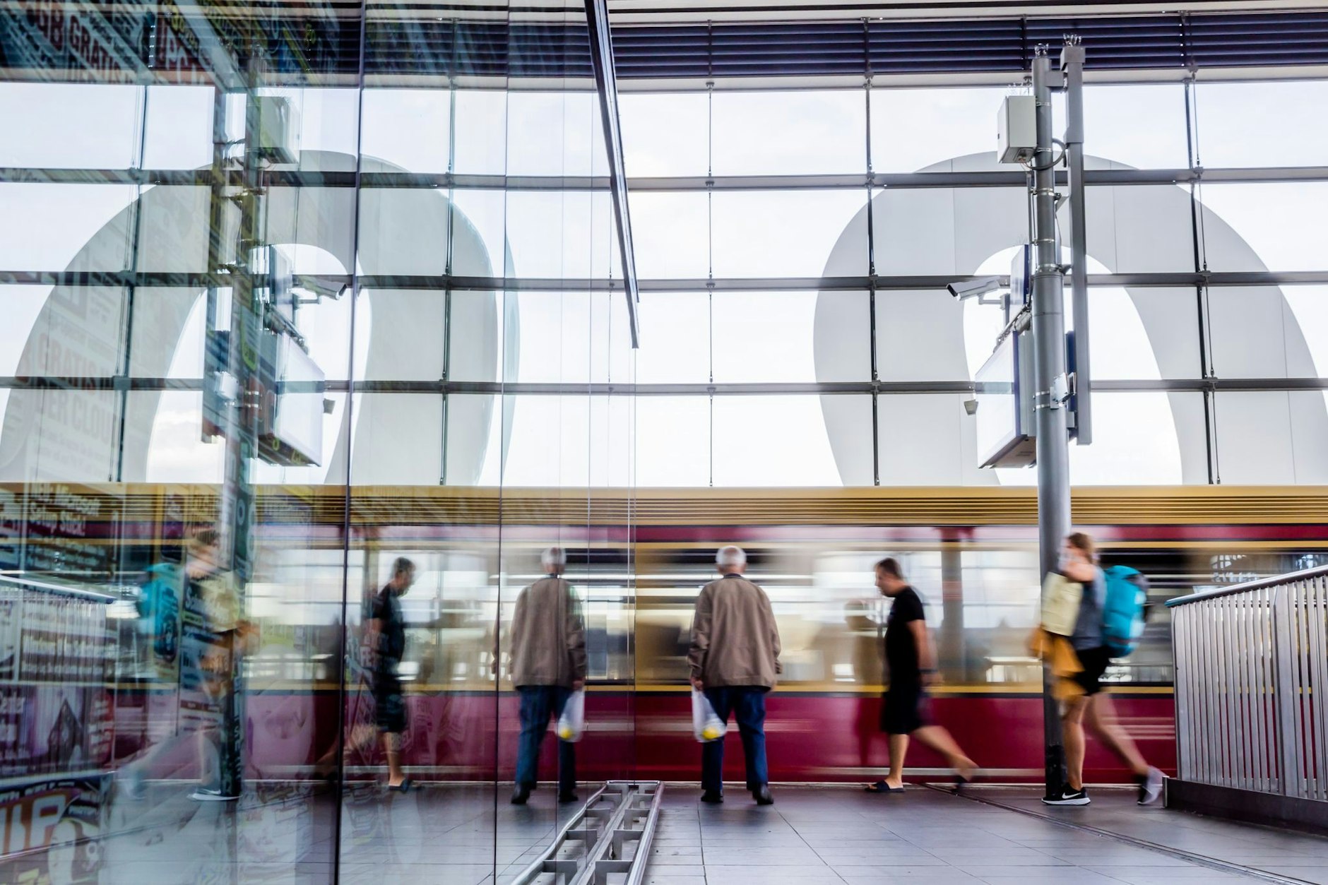 Eine S-Bahn fährt am Berliner Bahnhof Ostkreuz ein.