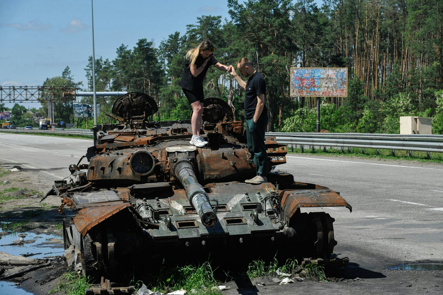 (Archivbild) Menschen inspizieren einen zerstörten Panzer der russischen Armee westlich von Kiew. Ein solches Wrack soll jetzt als Protest gegen den Krieg vor der russischen Botschaft in Berlin-Mitte aufgestellt werden.&nbsp;