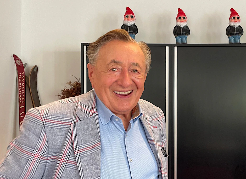 PRODUKTION - Richard Lugner lächelt kurz vor seinem 90. Geburtstag in seinem Büro in der «Lugner-City».  