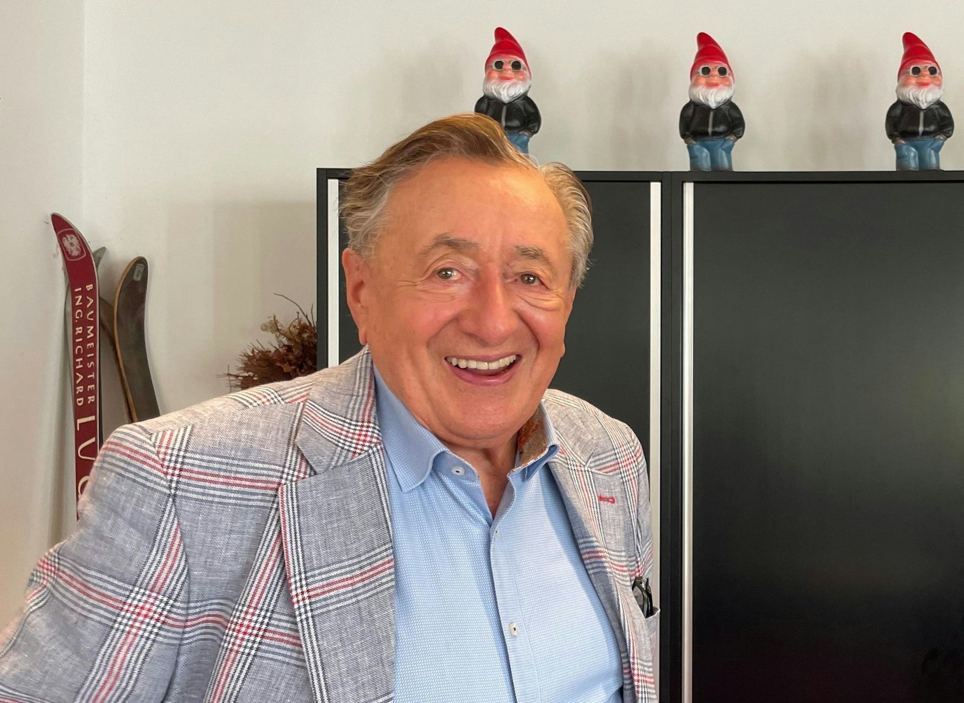 PRODUKTION - Richard Lugner lächelt kurz vor seinem 90. Geburtstag in seinem Büro in der «Lugner-City».