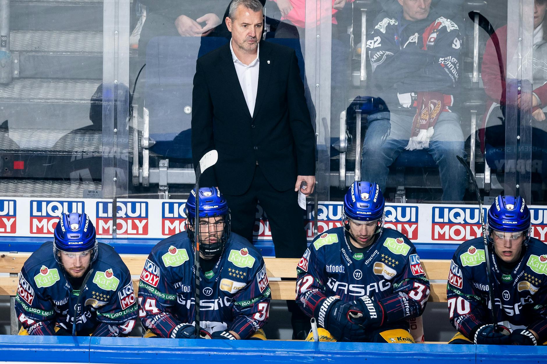 Bis auf Kevin Clark (Nr. 32) hat Eisbären-Trainer Serge Aubin mit Korbinian Geibel, Kevin Handschuh und Bennet Roßmy (v. l.) hier vor sich auf der Bank nur wenig Erfahrung.