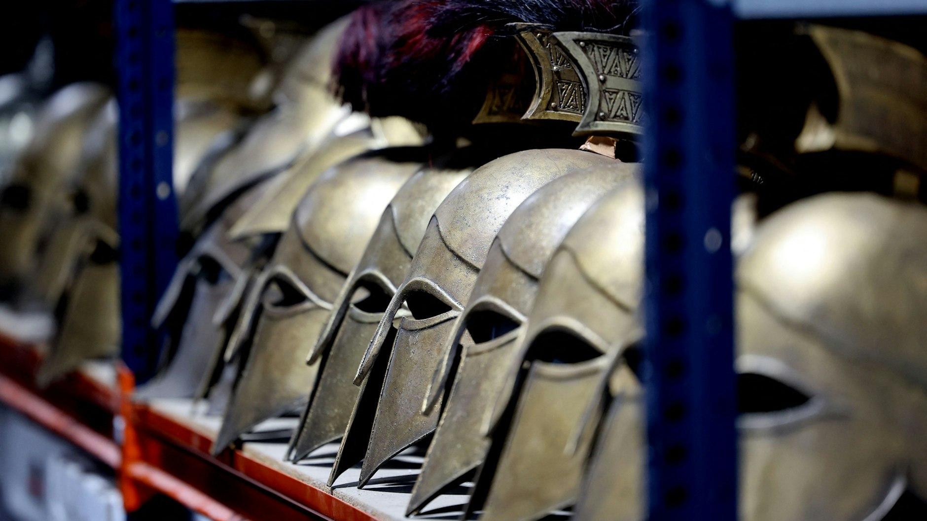 Kampfhelme aus dem Altertum liegen in den Regalen für historische Produktionen. 