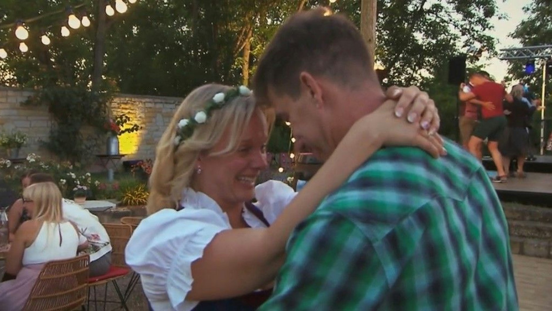 Tanzen auf dem „Bauer sucht Frau“-Scheunenfest eng umschlungen: Jörg und Patricia.