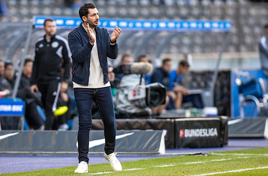 Cheftrainer Sandro Schwarz von Hertha BSC steht klatschend am Rand des Spielfelds.   - Nutzung nur nach schriftlicher Vereinbarung mit der dpa
