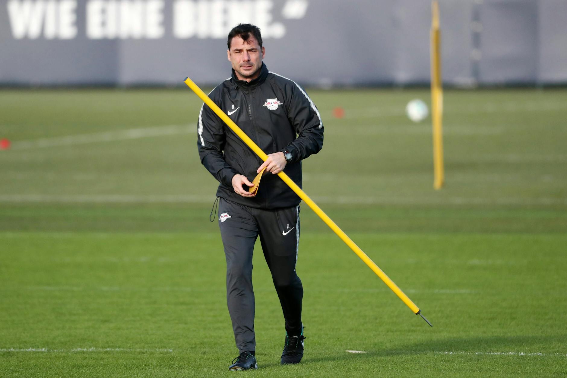 Zsolt Löw (43) arbeite einst bei RB Leipzig, gewann als Co-Trainer von Thomas Tuchel mit dem FC Chelsea die Champions League und soll nun den VfB Stuttgart retten.