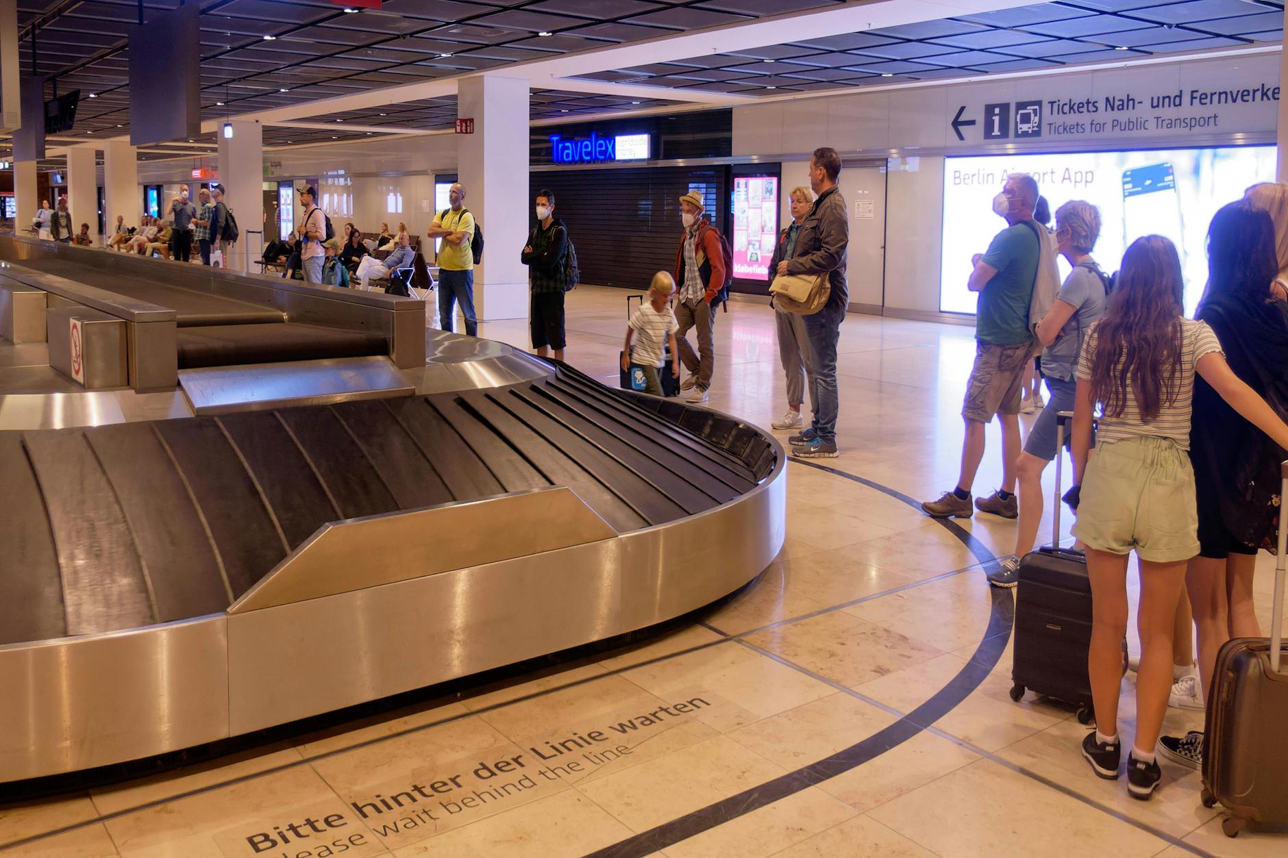 Warten auf das Gepäck am BER
