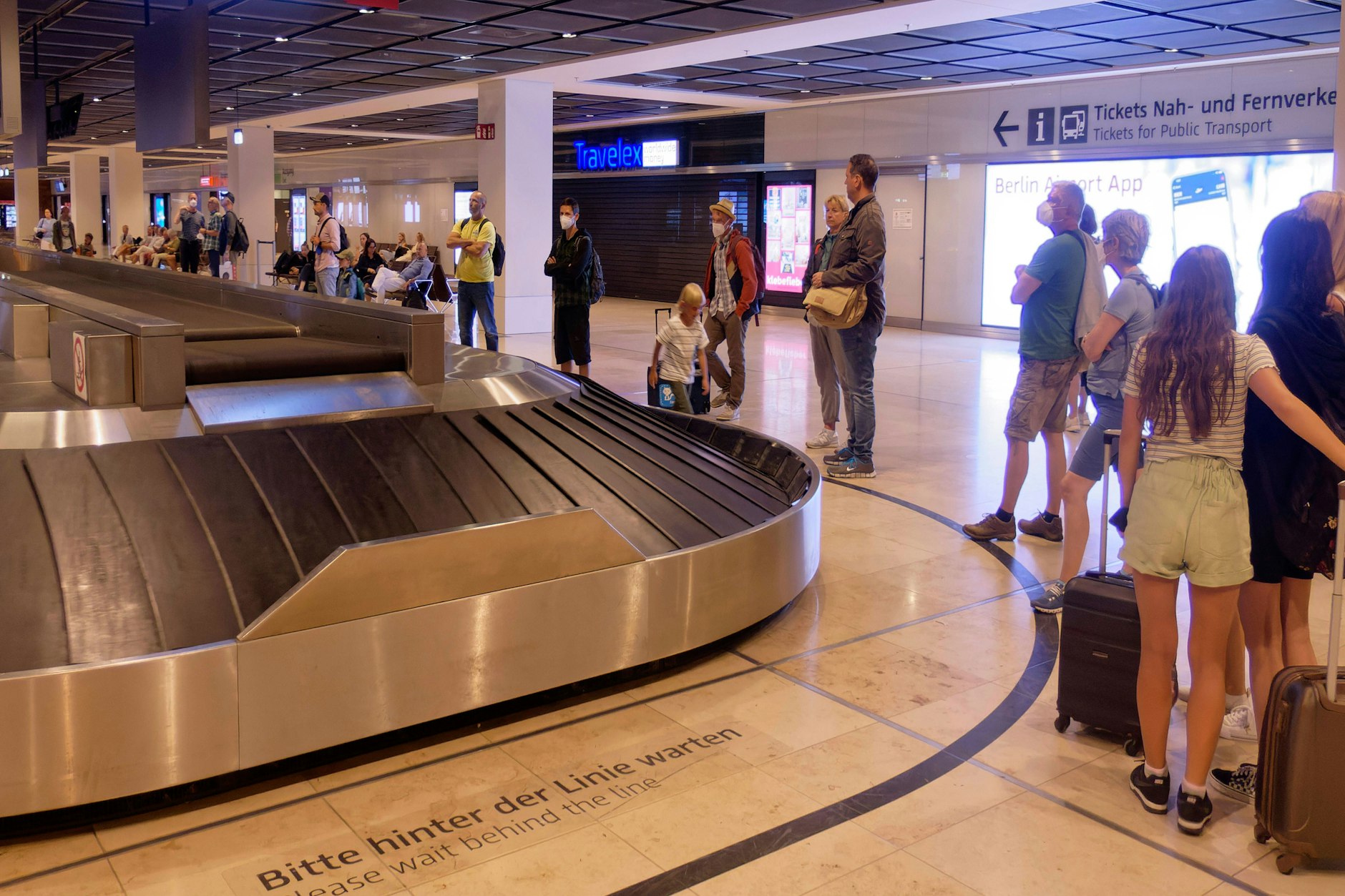 Warten auf das Gepäck am BER