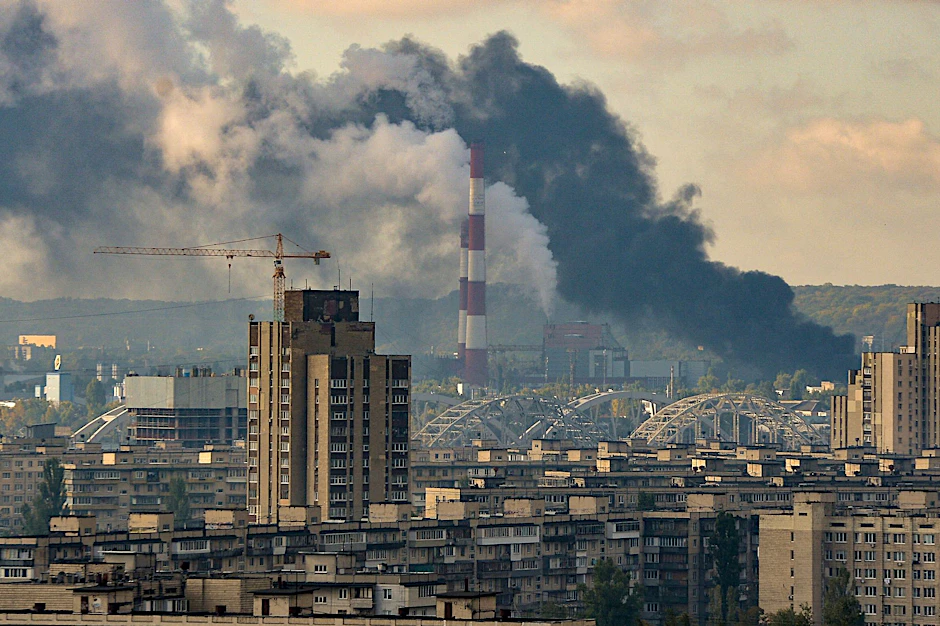 dpatopbilder - Nach Raketenangriffen steigt schwarzer Rauch über der ukrainischen Hauptstadt Kiew auf.  