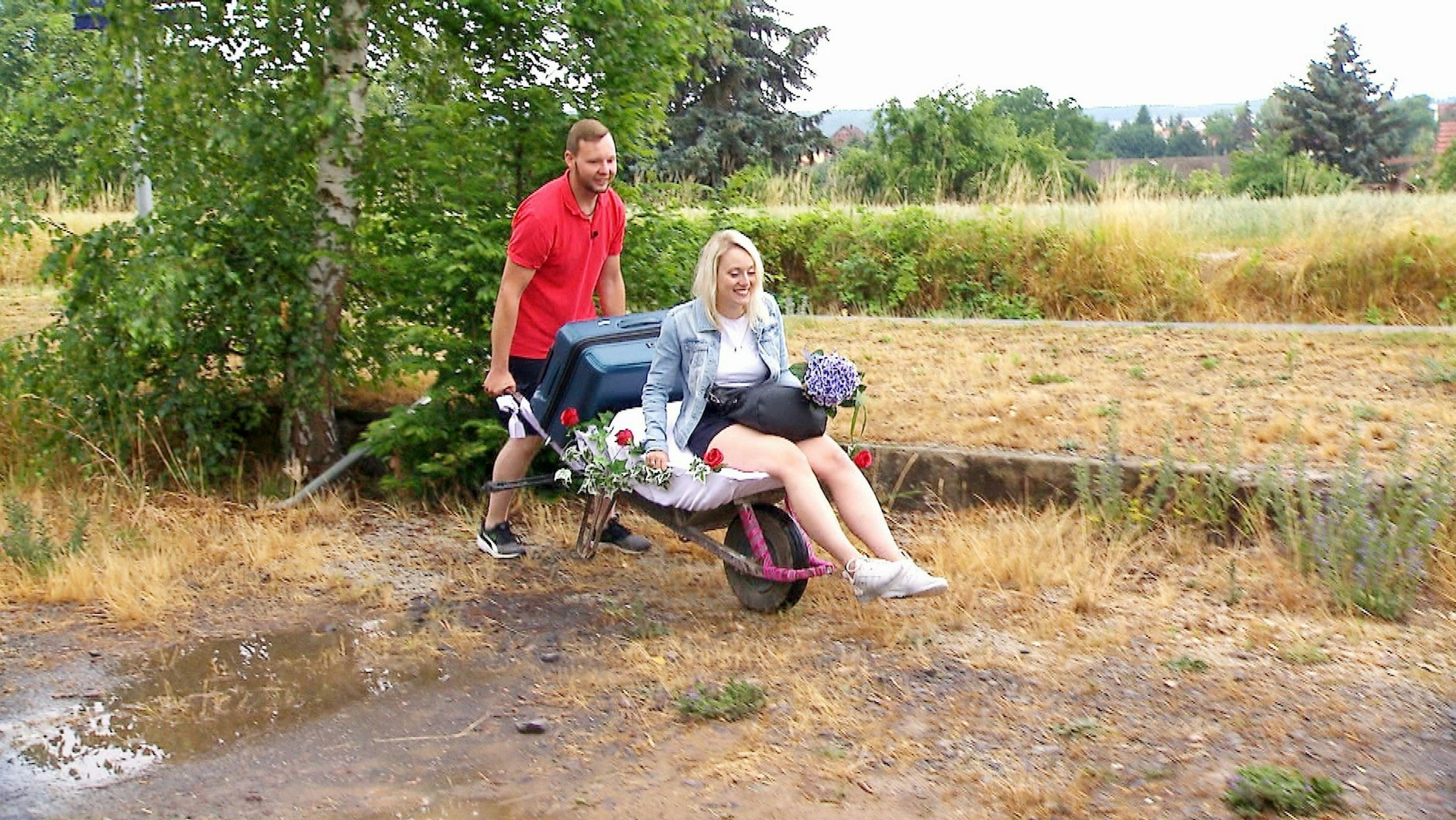 Erik holt seine „Bauer sucht Frau“-Hofdame Julia mit der Schubkarre ab.