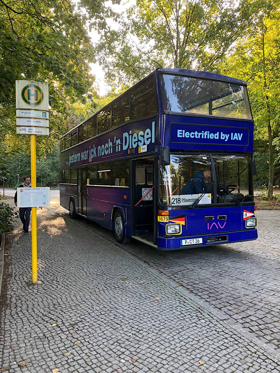 Endstation Pfaueninsel: der Elektro-Doppeldecker an der südlichsten Haltestelle der Linie 218