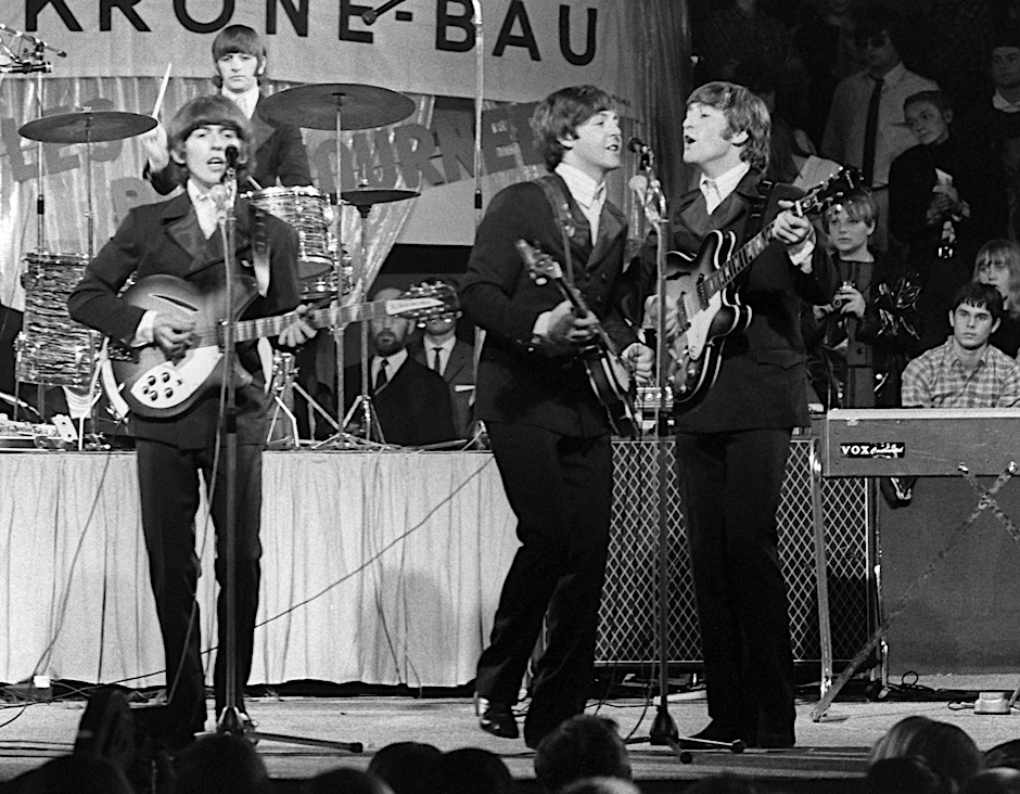 ARCHIV - George Harrison, Paul McCartney, John Lennon und am Schlagzeug Ringo Star 1966 in München.  