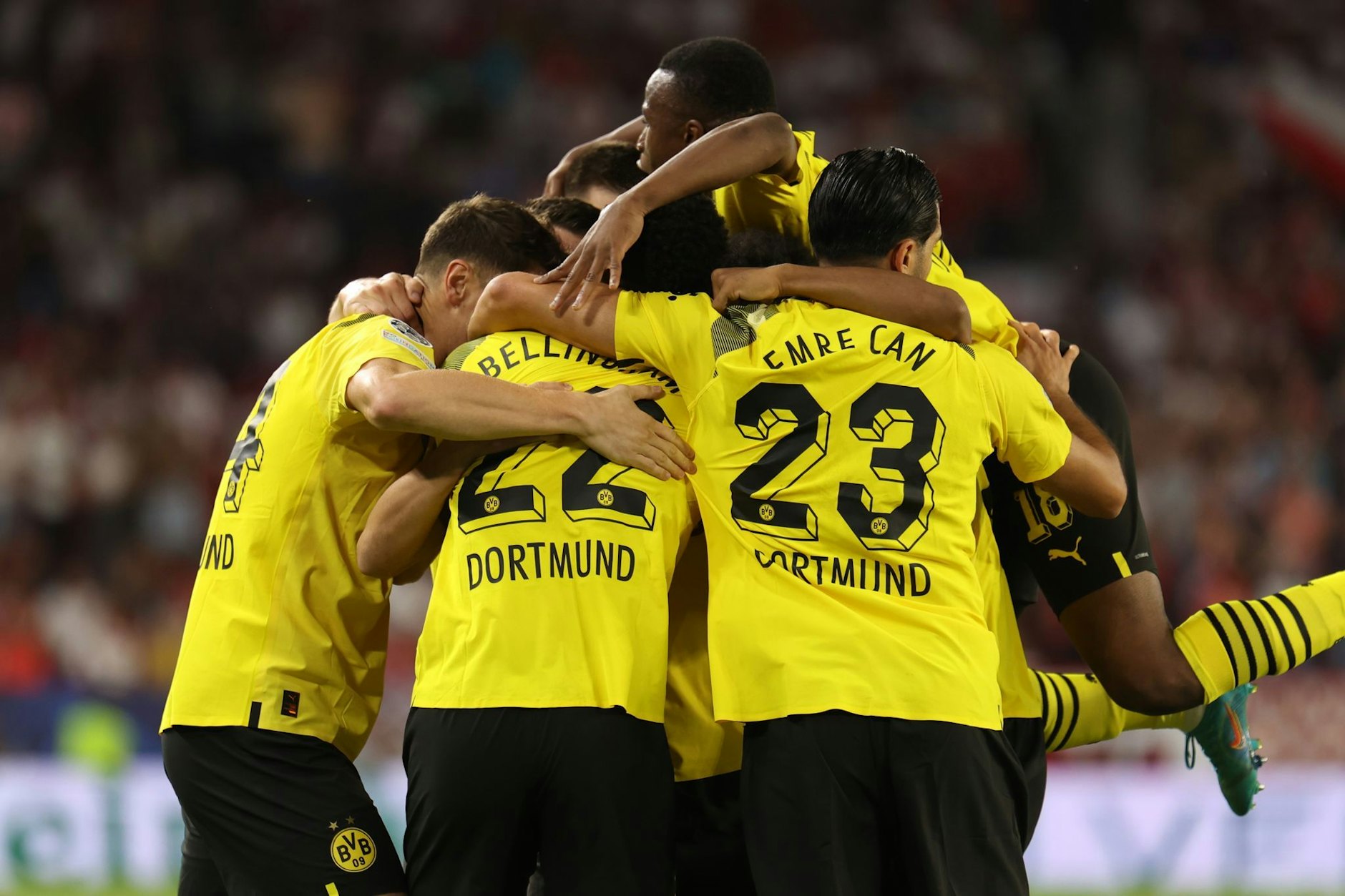 Dortmunds Spieler feiern den Sieg gegen den FC Sevilla.  