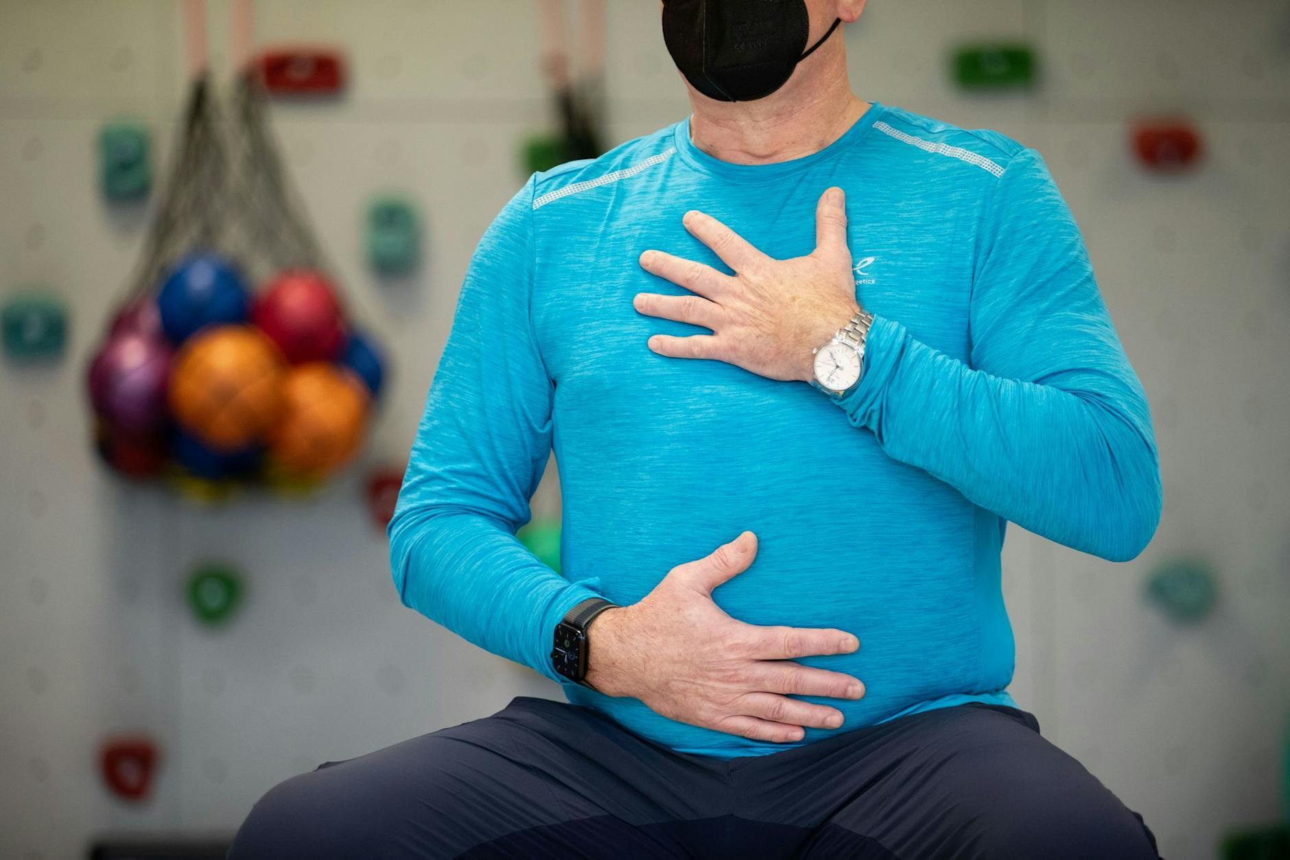 ARCHIV - Ein Long-Covid-Patient macht ein Atemtraining in einer Reha-Klinik.