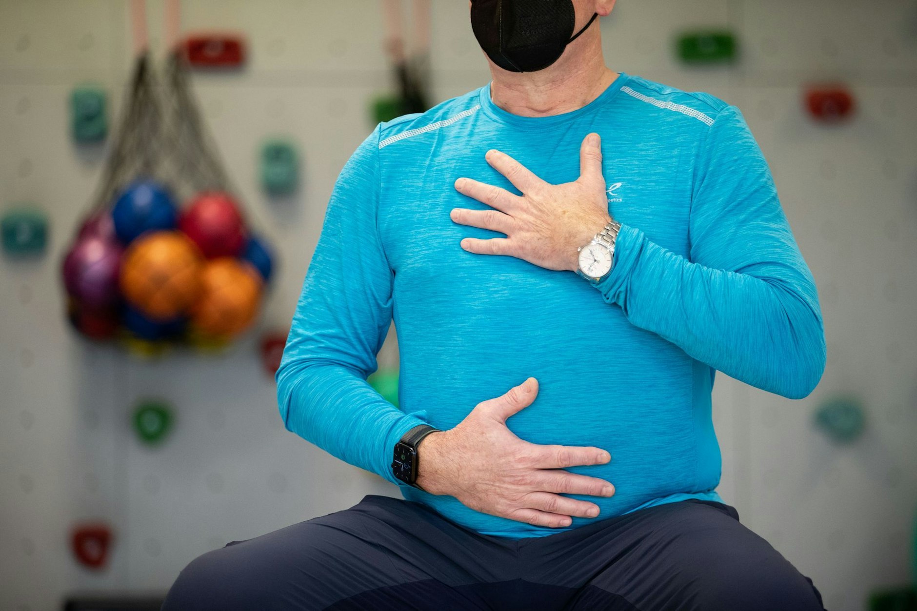 ARCHIV - Ein Long-Covid-Patient macht ein Atemtraining in einer Reha-Klinik.  