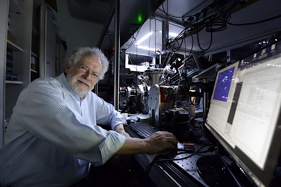 Der Quantenphysiker Anton Zeilinger gibt an der Fakultät für Physik der Universität Wien ein Interview. Nun ist er Nobelpreisträger.  